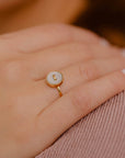 anello oro giallo bottoncino madreperla bianca made in italy