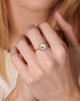 anello oro giallo bottoncino madreperla bianca made in italy