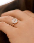 anello oro giallo bottoncino madreperla bianca made in italy