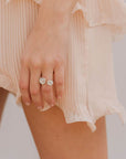 anello argento aperto due piccole madreperle bianche fatto a mano italia