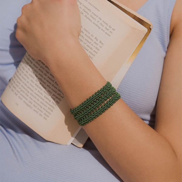 bracciale argento tre nastri sottili passamaneria made in italy verde indossato