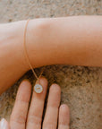 bracciale catenina oro giallo piccolo ciondolo bottoncino madreperla bianca made in italy