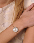 ragazza indossa bracciale oro giallo bottone madreperla bianca fatto a mano italia