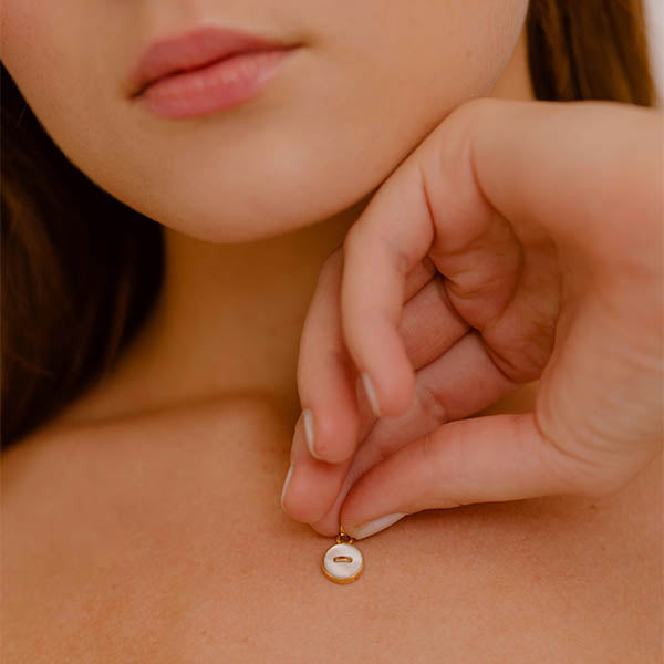 piccolo ciondolo oro giallo bottoncino madreperla bianca made in italy