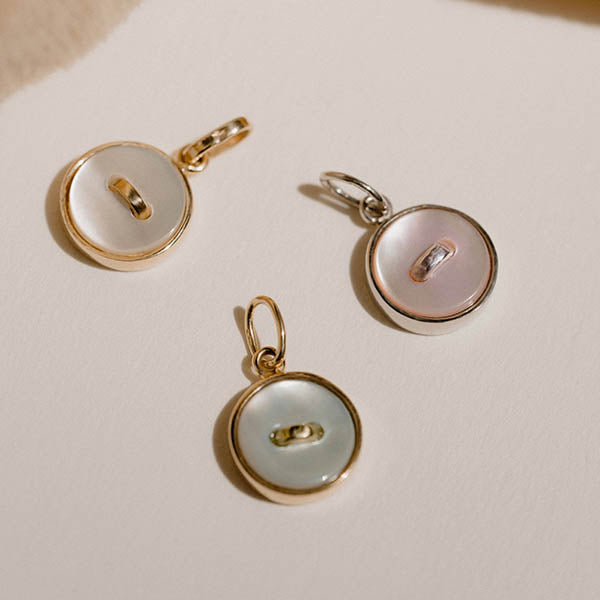 piccoli ciondoli oro giallo argento bottoncini madreperla bianca azzurra rosa made in italy