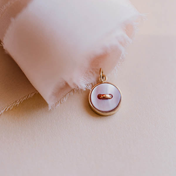 piccolo ciondolo oro giallo bottoncino madreperla rosa made in italy