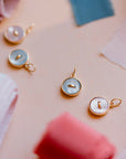 piccoli ciondoli oro giallo bottoncini madreperla azzurra rosa made in italy