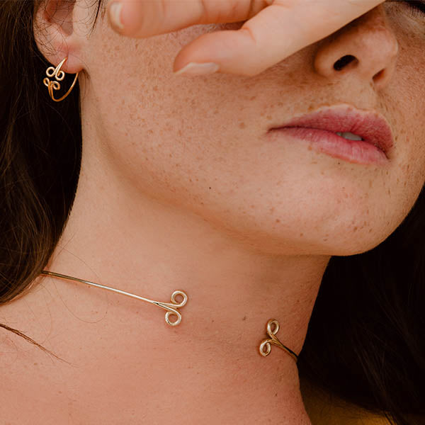 collana girocollo sottile aperta davanti oro giallo ghirigori made in italy fatto a mano