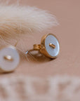 piccoli orecchini lobo oro giallo bottoncini madreperla bianca made in italy