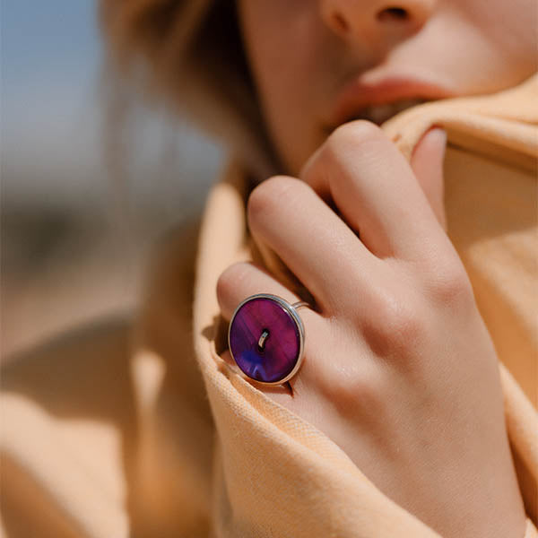 ragazza indossa anello argento madreperla bottone grande viola fatto a mano italia
