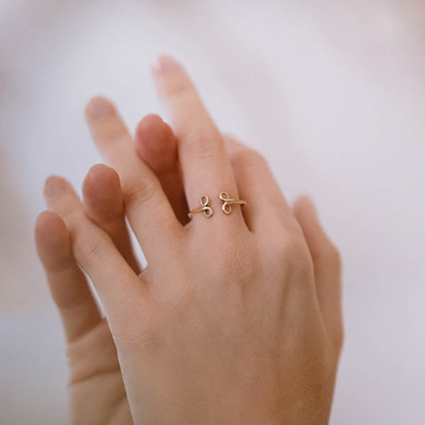 sottile anello oro giallo aperto ghirigori fatto a mano italia